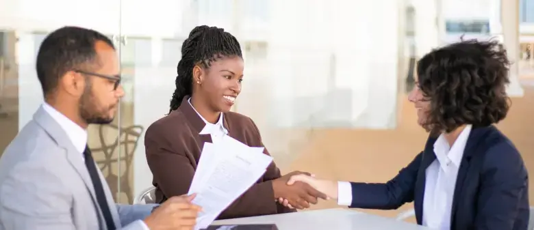 Consultório jurídico Denise Viana — mesa e detalhes